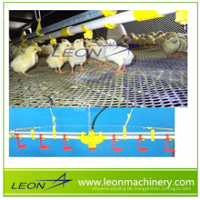 Hühnernippel-Trinksystem der LEON-Serie mit hängendem Becher